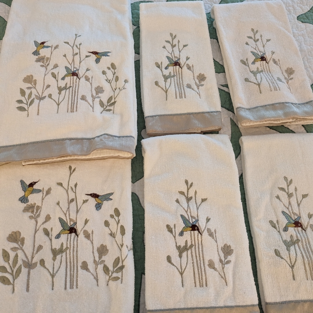 Belks Hummingbird Embroidered Bath Towels